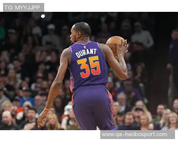 杜兰特苦战上半场表现抢眼砍下全队最高15分助力球队奋战