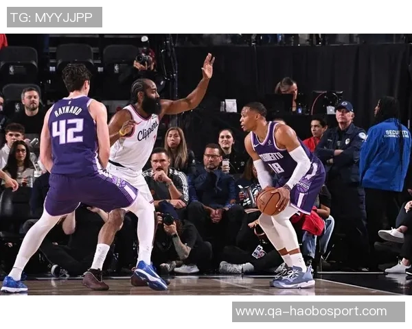 快船次节狂砍41分半场领先热火5分哈登小卡合力17分鲍威尔对阵旧主贡献13分